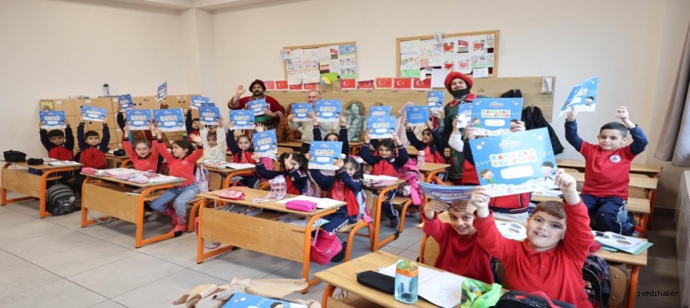 Öğrencilere Çat Kapı Tiyatro Sürprizi ..