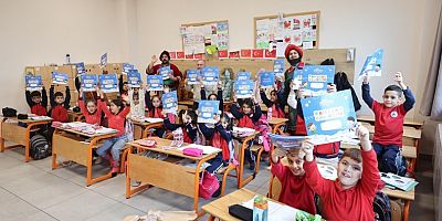 Öğrencilere Çat Kapı Tiyatro Sürprizi 